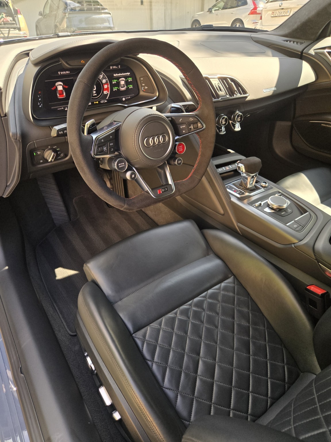 Sauberer Audi-R8-Innenraum nach der Reinigung