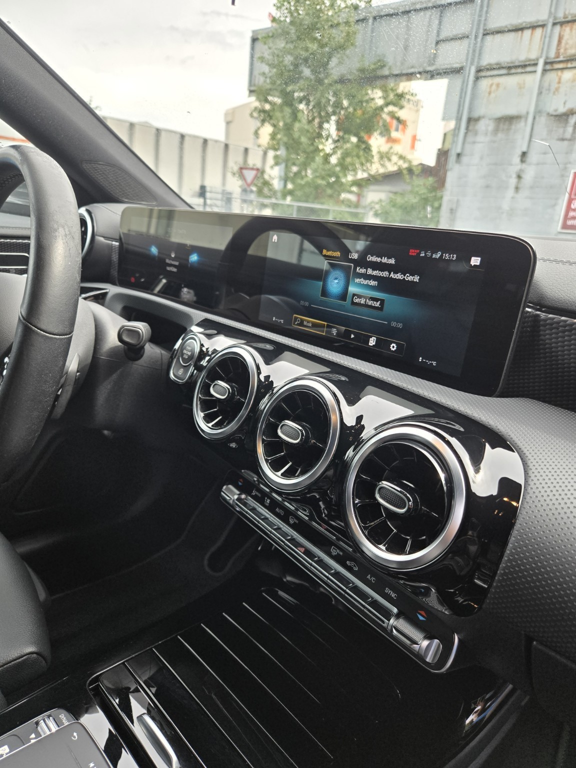 Sauberes Mercedes-Cockpit nach der Innenreinigung