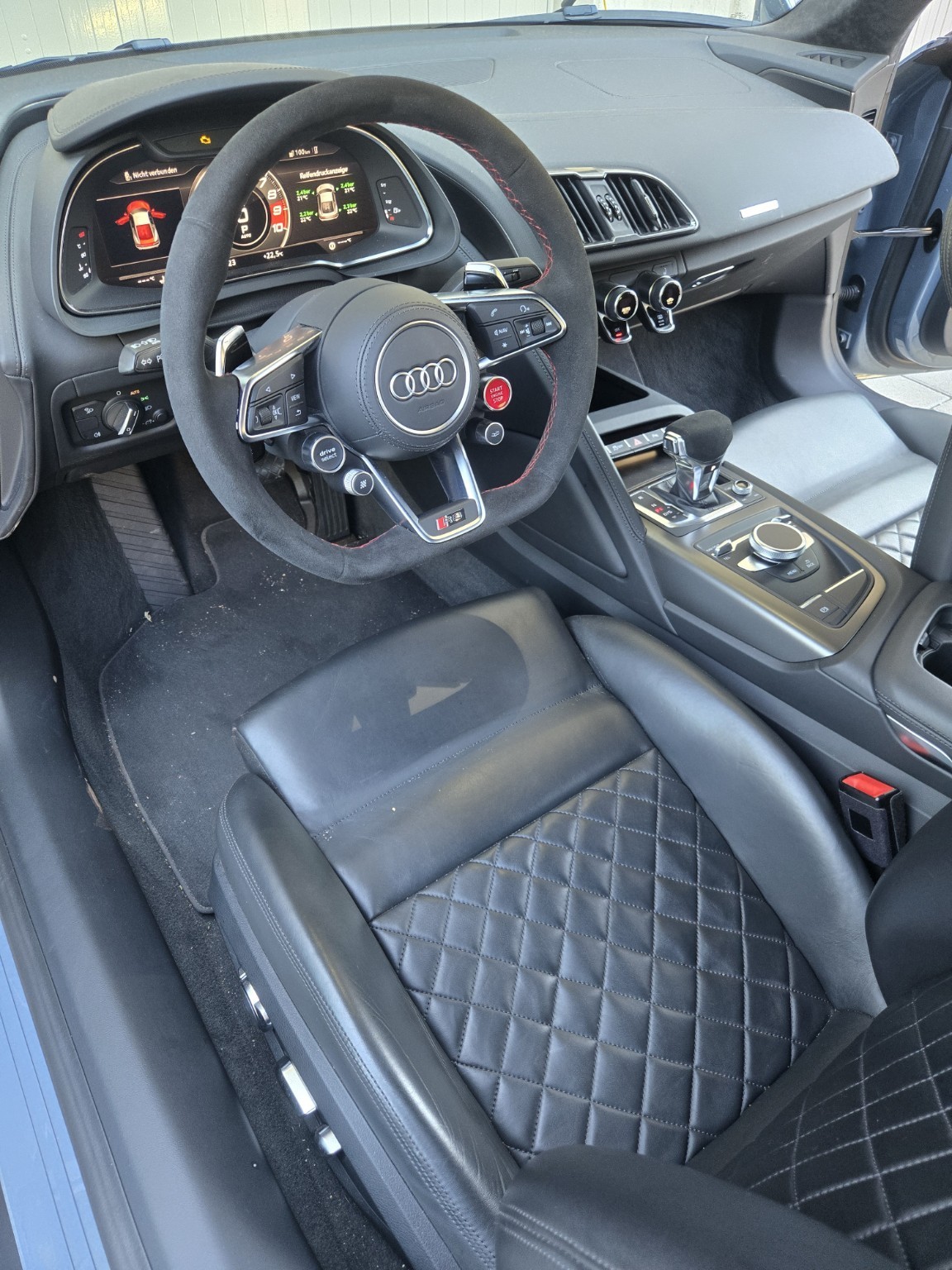 Audi-R8-Innenraum vor der Reinigung