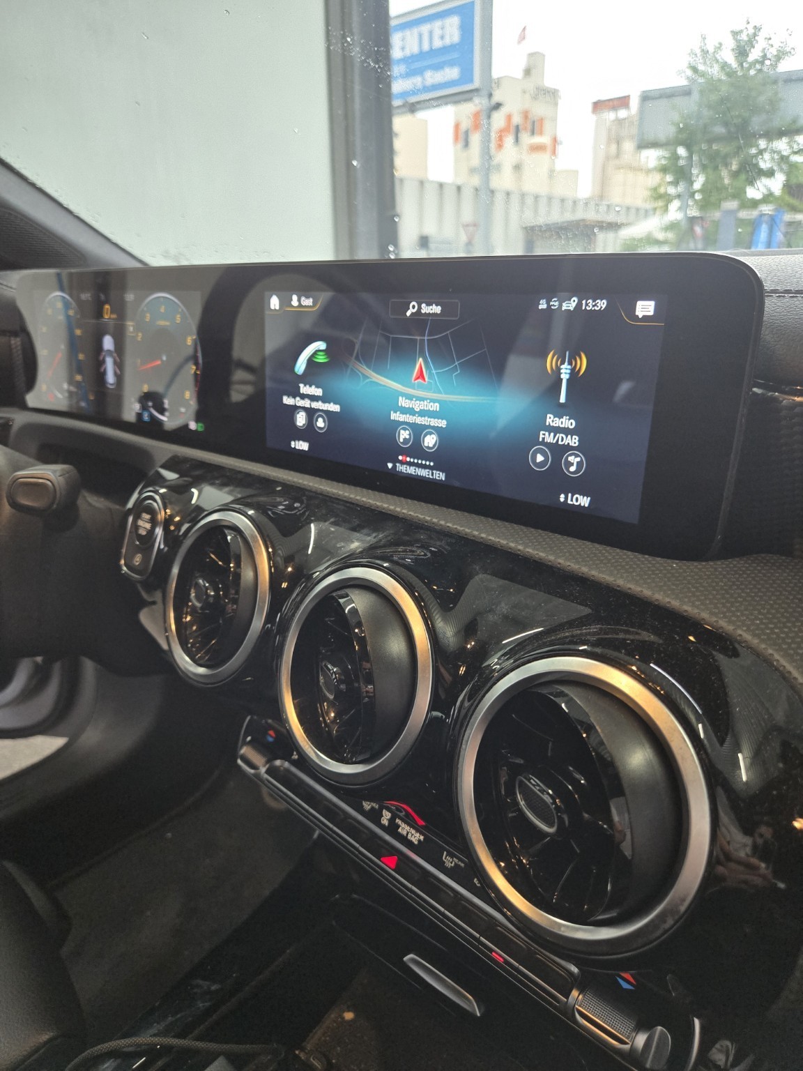 Mercedes-Cockpit vor der Innenreinigung