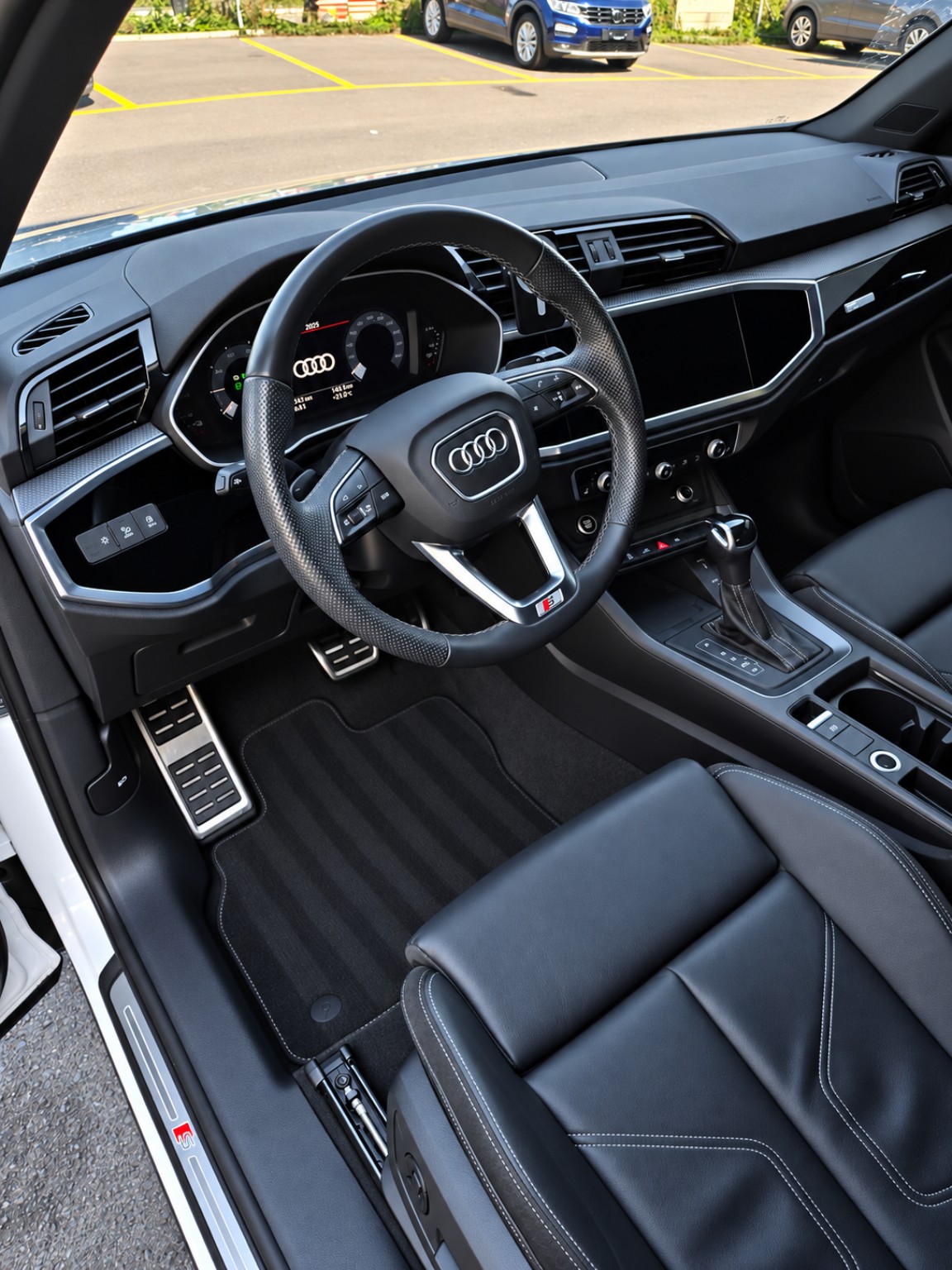 Sauberer Audi-Innenraum mit Cockpit, Lenkrad und Ledersitzen