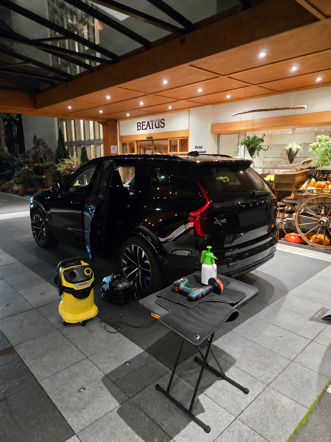 Mobile Fahrzeugpflege an einem Hotel: Volvo XC90 mit Staubsauger und Ausrüstung
